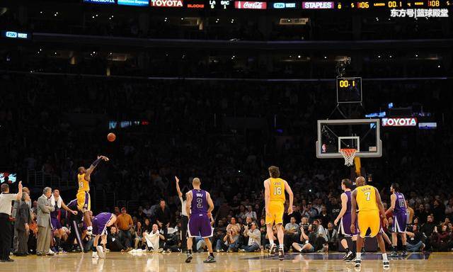  沃尔夫斯堡主场灯光秀致敬传奇